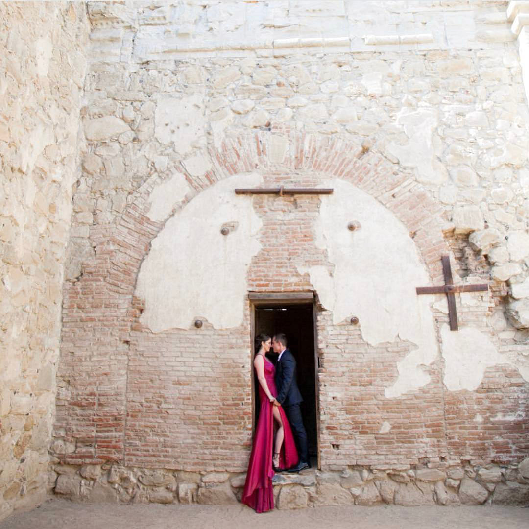 A couple posing during an engagement session