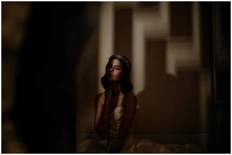 Dark and moody photo of a bride depicting Kompactfaen photography style